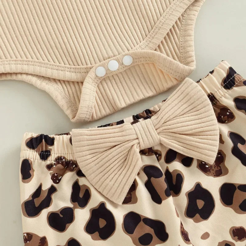 מארז בגדי בייבי גריל מנומר 
סט גוף ומכנסי פעמון בוהו